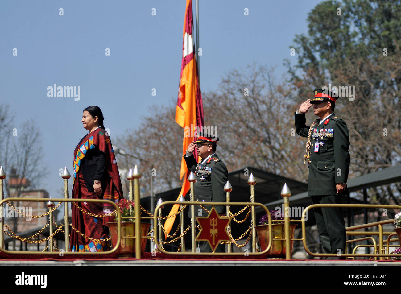 Le président du Népal Bidhya Devi Bhandari (L), chef de l'Armée Rajendra Chhetri (C) inagurates officiellement Journée de l'Armée de l'armée à Tundikhel Pavilion, Katmandou, Népal. L'armée du Népal (NA) a observé la Journée de l'armée qui coïncide avec le festival de Shivaratri Maha. Une fonction spéciale a eu lieu au Pavillon de l'armée dans la région de Tudikhel dans la capitale pour marquer la journée à la fonction, le personnel NA effectué diverses démonstrations, exercices et de parade. (Photo de Narayan Maharjan / Pacific Press) Banque D'Images