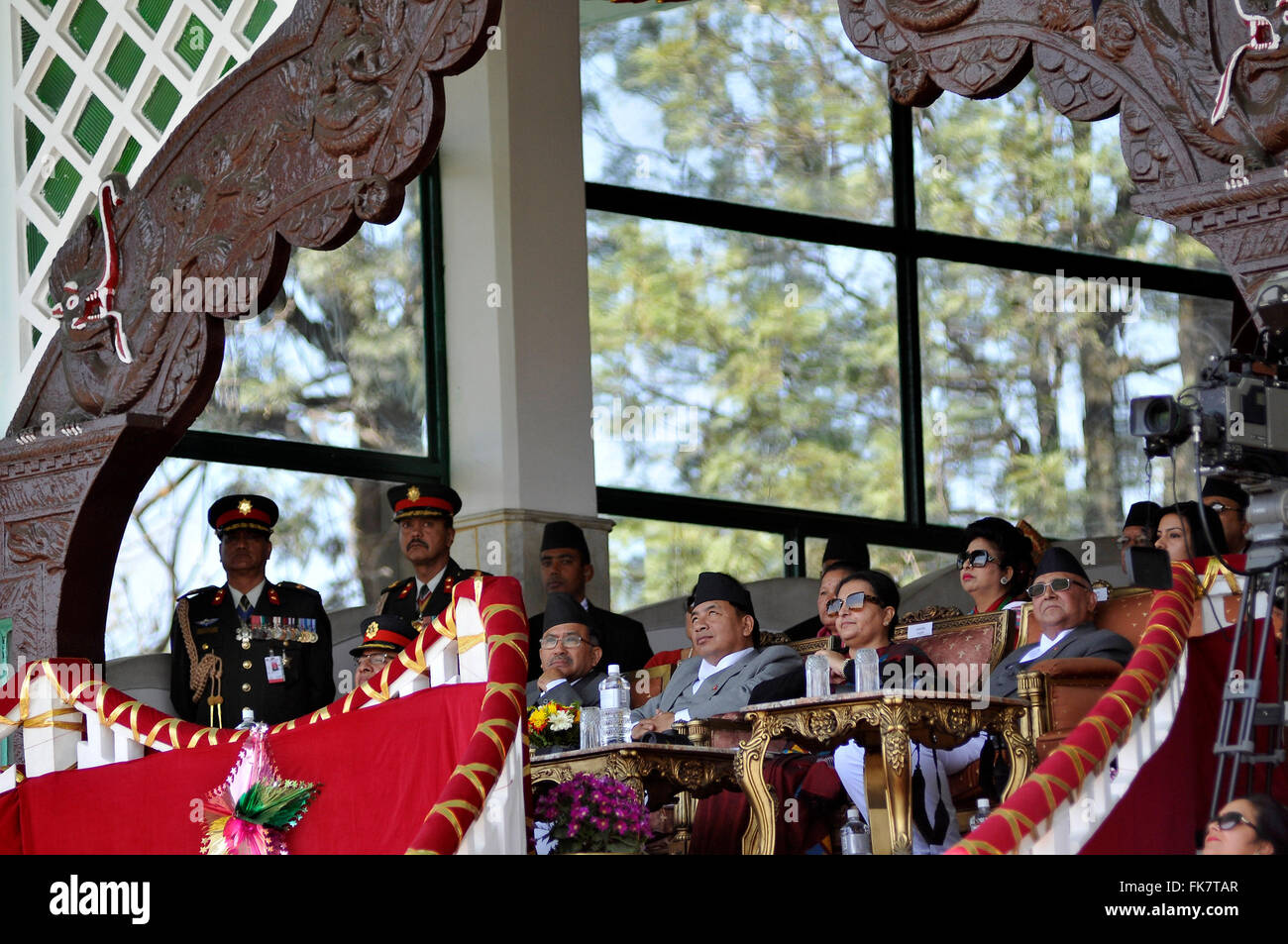 Premier Ministre du Népal KP Oli (R) ; président du Népal Bidhya Devi Bhandari (2L), et le chef de l'armée ; vice-premier ministre de l'armée d'observation du jour au pavillon de l'Armée de Tundikhel, Katmandou, Népal. L'armée du Népal (NA) a observé la Journée de l'armée qui coïncide avec le festival de Shivaratri Maha. Une fonction spéciale a eu lieu au Pavillon de l'armée dans la région de Tudikhel dans la capitale pour marquer la journée à la fonction, le personnel NA effectué diverses démonstrations, exercices et de parade. (Photo de Narayan Maharjan / Pacific Press) Banque D'Images