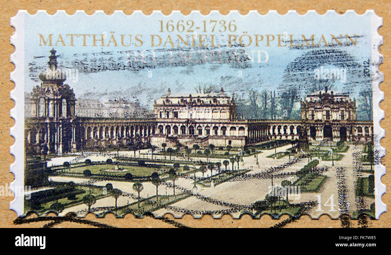 Allemagne - circa 2012 : timbre montre vue de Dresde, le palais Zwinger, conçu par l'architecte de la cour Matthaus Daniel Poppelmann Banque D'Images