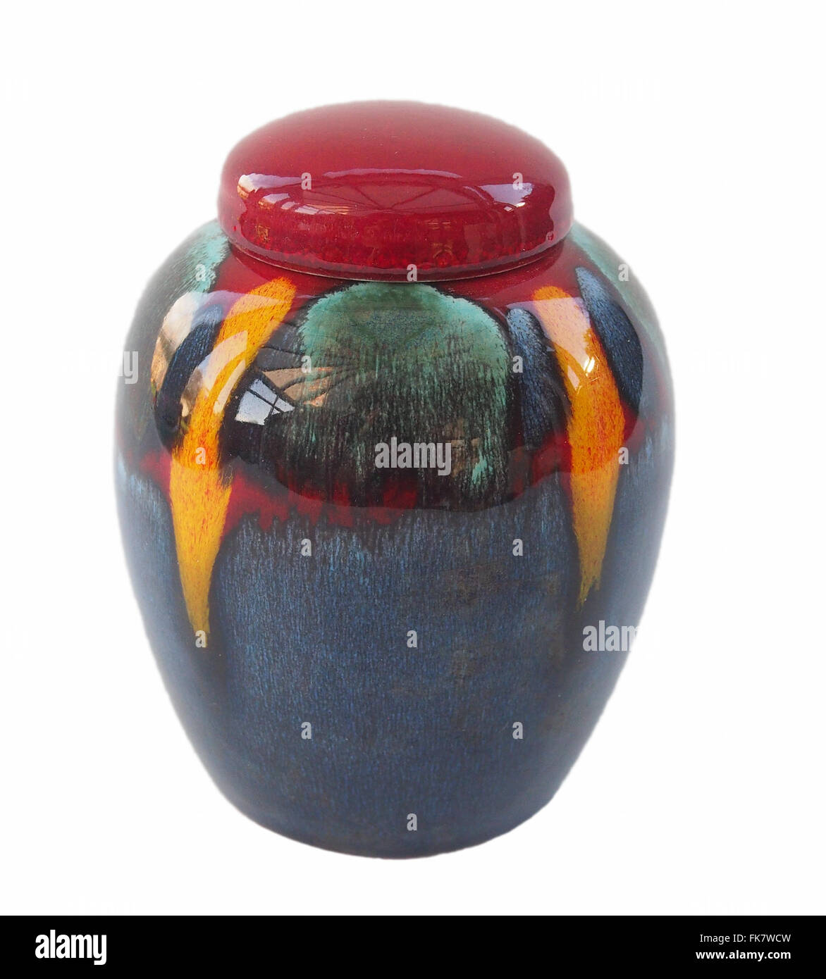 Poole pottery ginger jar dans le volcan finis design, studio shot isolé sur un fond blanc. Banque D'Images