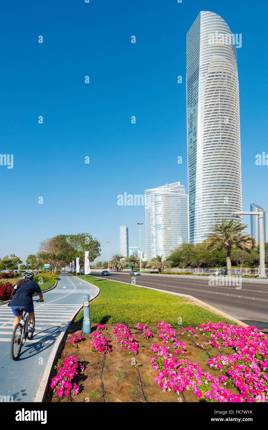 Tours de bureaux modernes (tour à droite) et piste cyclable le long de la Corniche d'Abu Dhabi Emirats Arabes Unis Banque D'Images