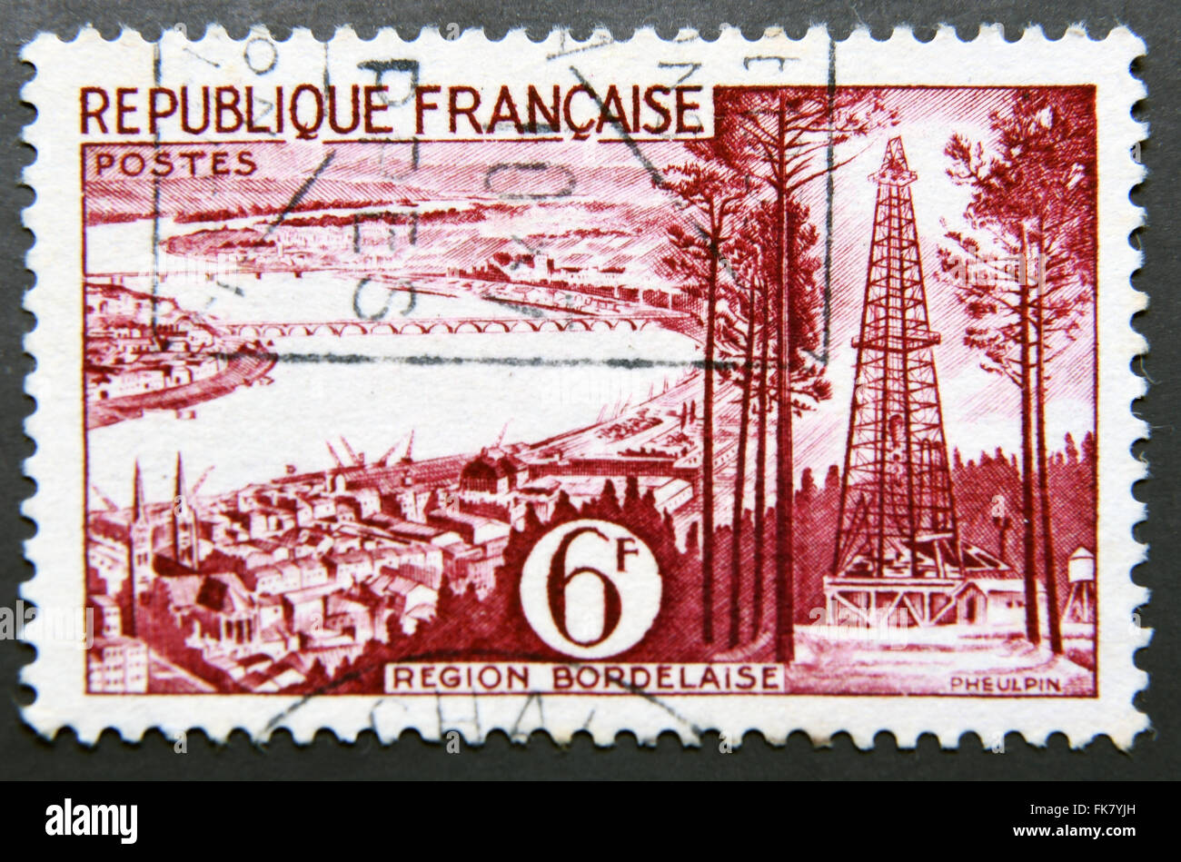 FRANCE - circa 1955 : timbre imprimé en France montre vue de Bordeaux, Département de la Gironde, vers 1955 Banque D'Images
