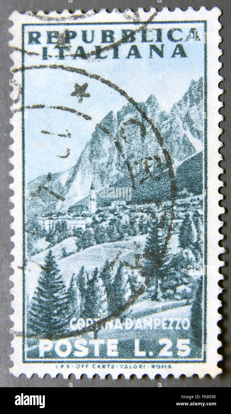 Italie - VERS 1953 : un timbre-poste de l'Italie montre Vue de montagne, Cortina d'Ampezzo Banque D'Images