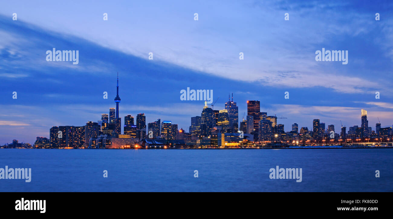 Vue panoramique de Toronto Waterfront skyline avec le centre-ville historique et immeubles de la banque en 2016. Banque D'Images