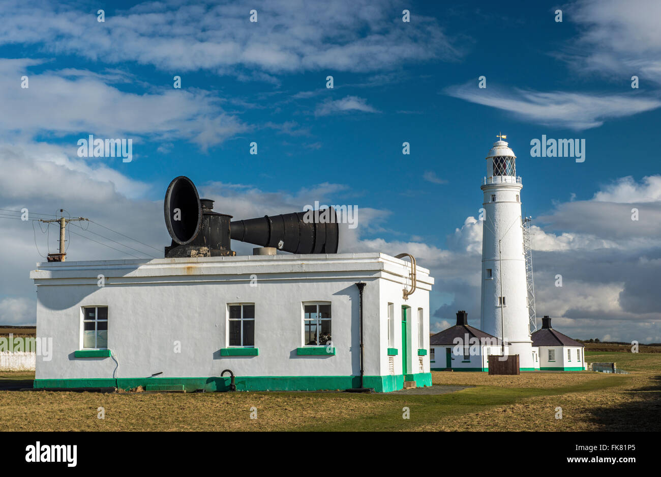 Point de Nash de brume et le phare sur la côte du Glamorgan, Pays de Galles du sud par un après-midi ensoleillé Banque D'Images