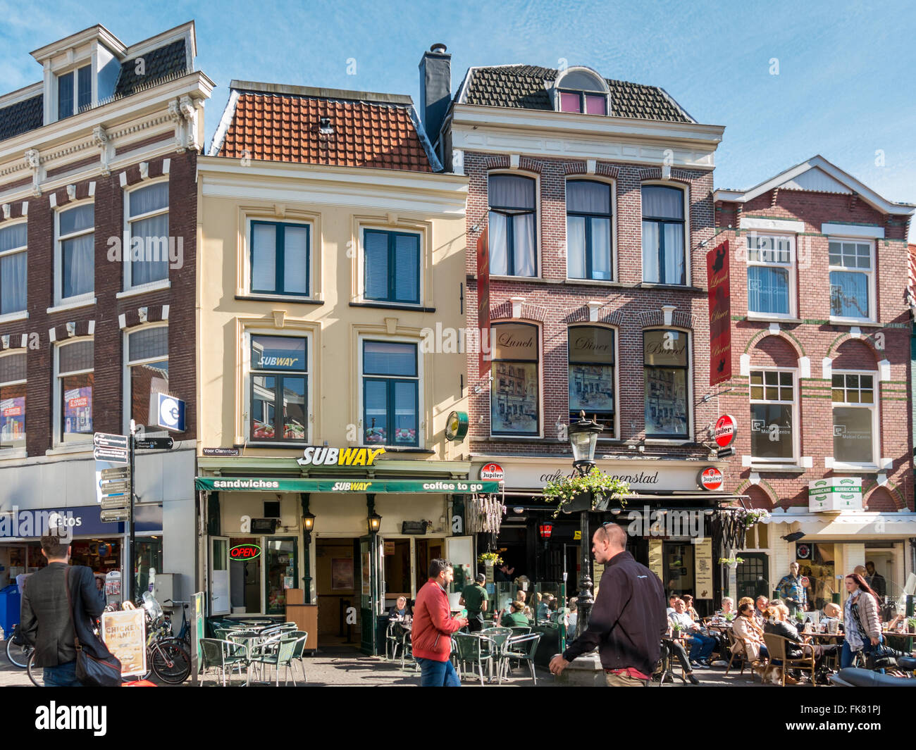 Les gens dans les rues commerçantes Steenweg et Clarenburg dans le centre-ville d'Utrecht, Pays-Bas Banque D'Images