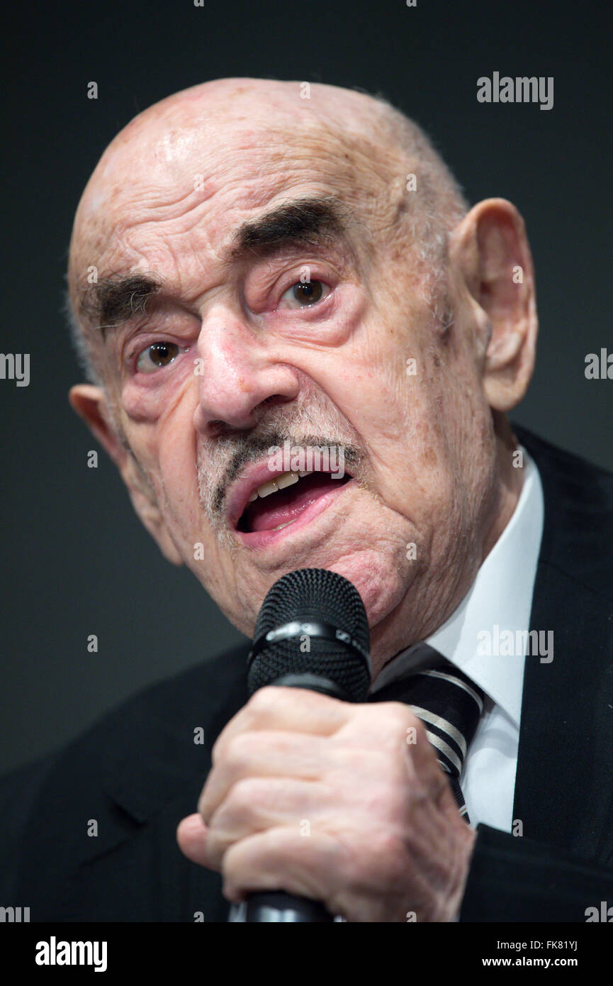 Producteur de films, Artur Brauner au Musée Juif de Berlin, à qui il a remis une collection de 21 films sur l'Holocauste et le National-Socialisme de sa vaste opus, Berlin, Allemagne, 7 mars 2016. Les 97 ans, survivant de l'Holocauste est l'un des meilleurs producteurs de cinéma de l'Allemagne d'après-guerre. PHOTO : Bernd VON JUTRCZENKA/dpa Banque D'Images