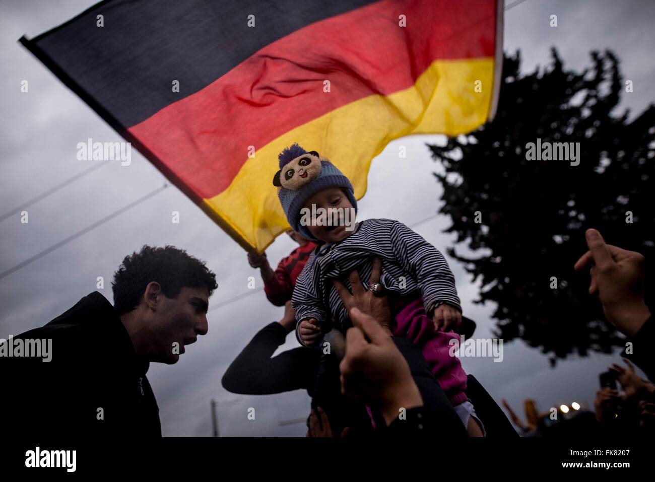 Les réfugiés hébergés dans le camp de Idomeni, Grèce, a célébré avec un drapeau allemand du soutien reçu de la Chancelière allemande Angela Merkel. Le camp de réfugiés sur la frontière Greek-Macedonian Idomeni en Macédoine, est ce qui permet seulement à l'accès aux réfugiés. Au passage de la frontière, dans Idomeni un grand camp avec des milliers de réfugiés a été créé et de nouveaux arrivants continuent à venir. (Photo par Michele Amoruso / Pacific Press) Banque D'Images