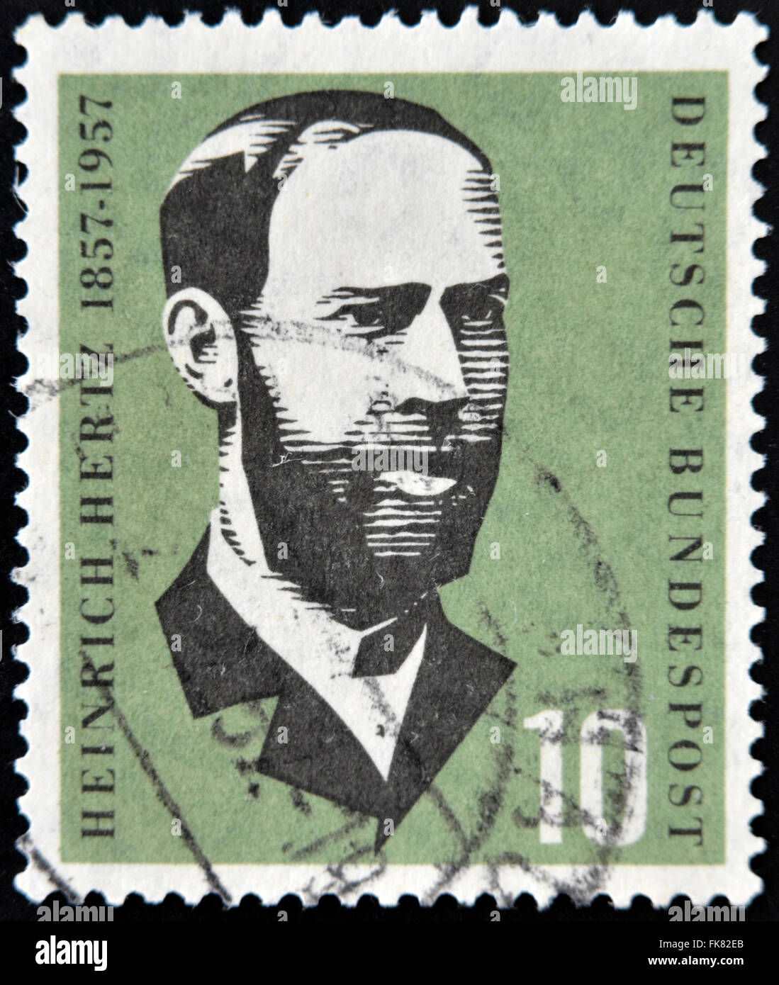 Allemagne - VERS 1957 : un timbre imprimé en Allemagne montre Heinrich Hertz, lignes de flux électriques, la découverte d'ondes électromagnétiques, Banque D'Images
