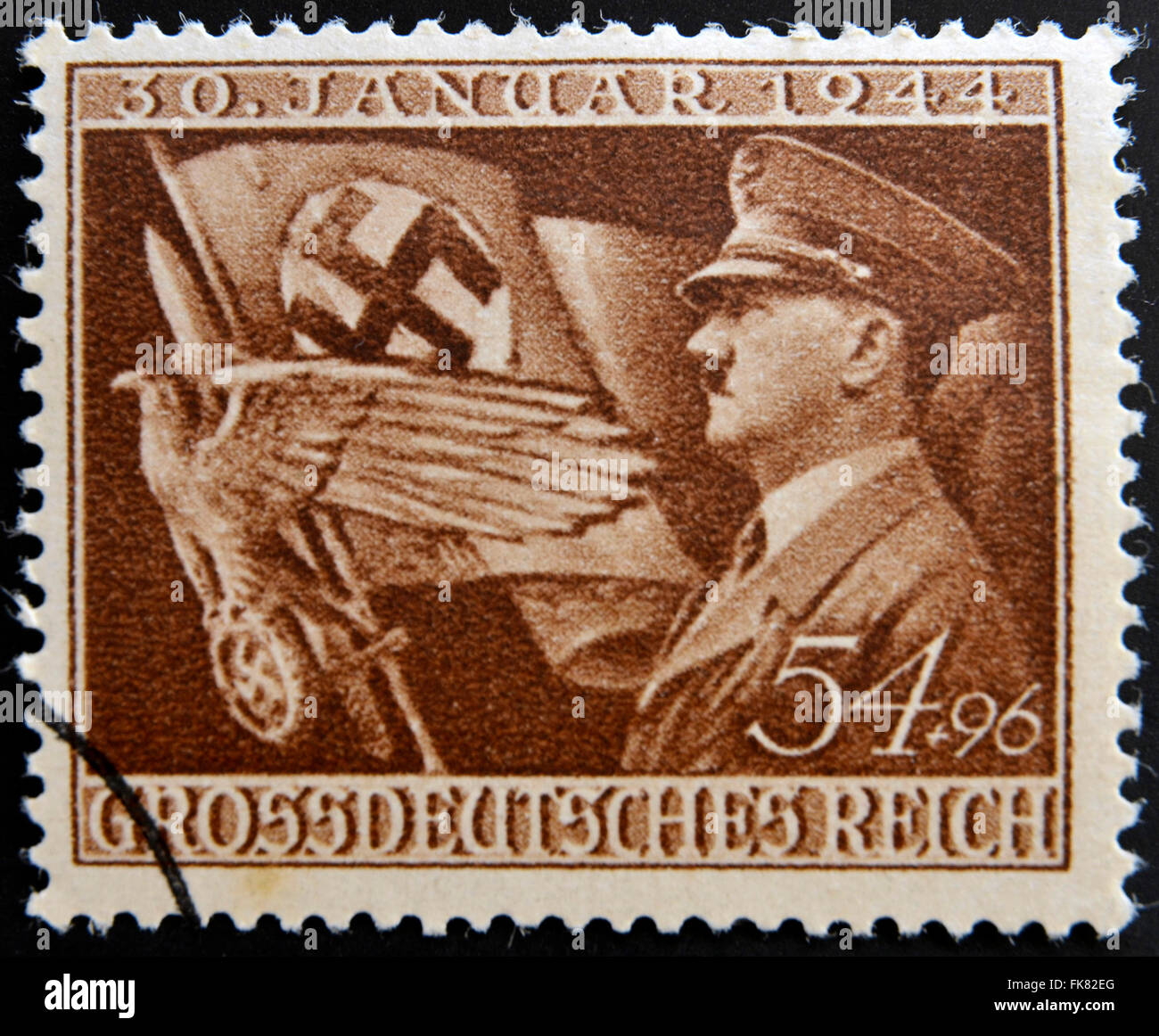 Allemagne - circa 1944 : un timbre-poste imprimé en l'Allemagne montre Adolf Hitler et symboles de Troisième Reich, circa 1944 Banque D'Images