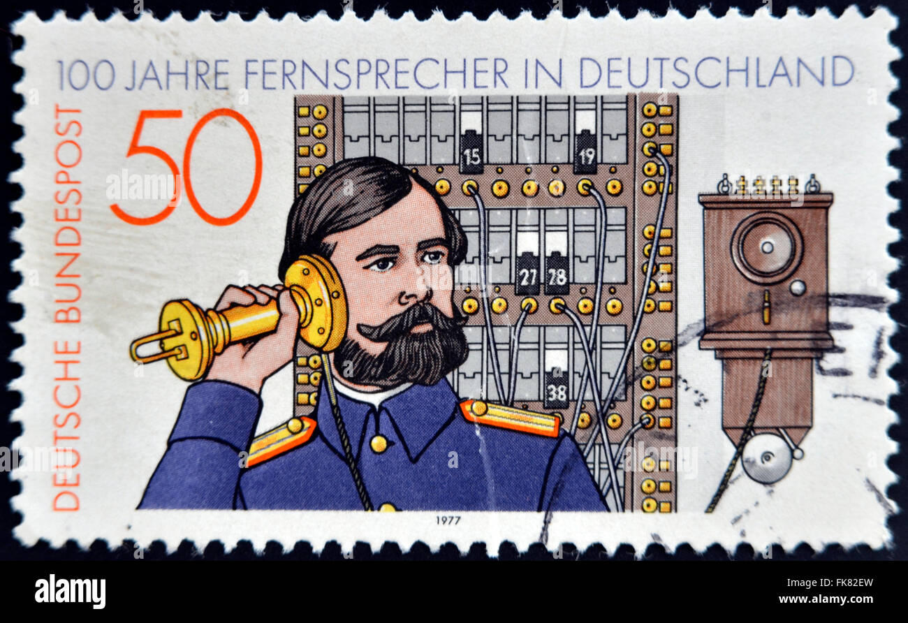Allemagne - circa 1977 : timbres en Allemagne montre un opérateur téléphonique, circa 1977. Banque D'Images