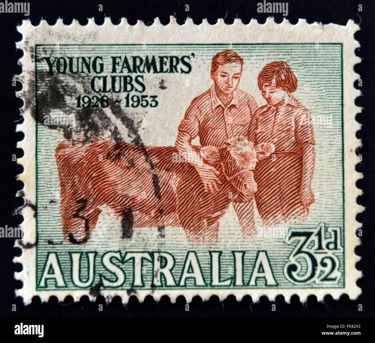 Australie - VERS 1953 : un timbre imprimé en Australie montre le garçon et fille avec veau, clubs de jeunes agriculteurs, 25e anniversaire, ci Banque D'Images