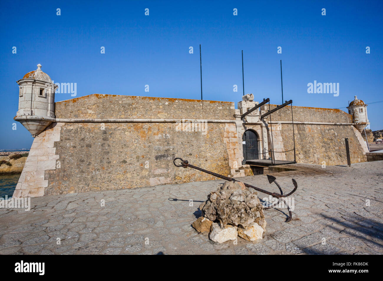 Portugal, Algarve, Lagos, vue de la plage Forte Ponta da Bandeira à l'entrée du port, construite au 17e siècle Banque D'Images