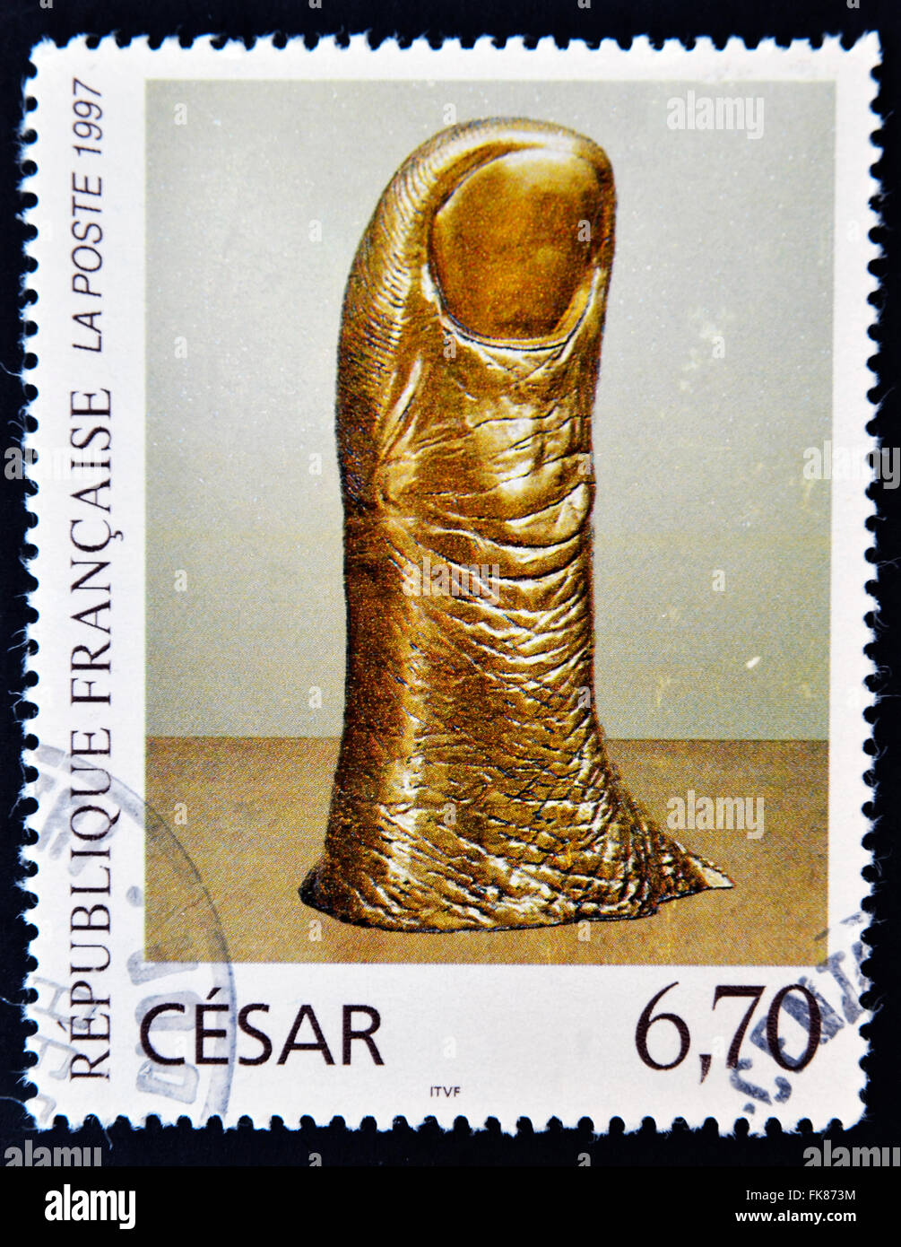 FRANCE - circa 1997 : timbre imprimé en France montre le pouce, poli Bronce par Cesar, vers 1997 Banque D'Images