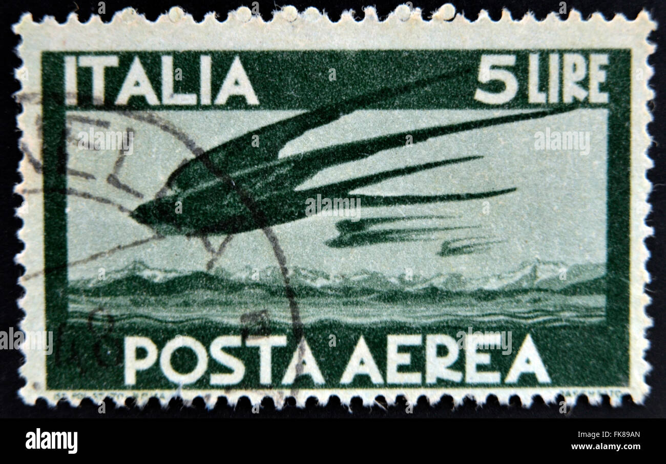 Italie - circa 1945 : timbres en Italie montre hirondelles en vol, circa 1945 Banque D'Images