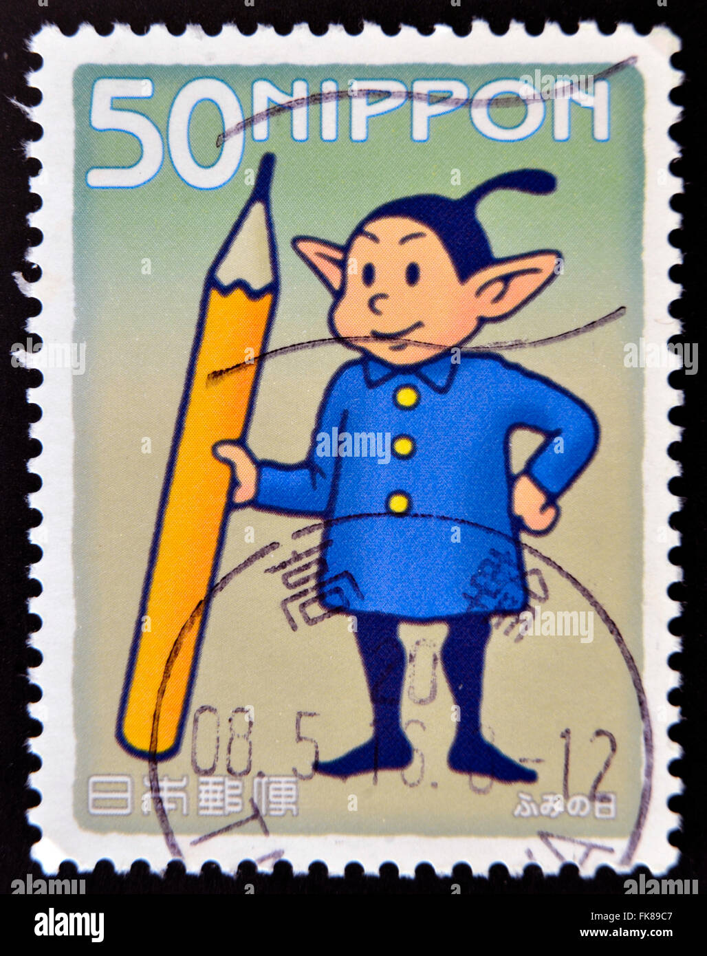 Japon - circa 2004 : timbre imprimé au Japon montre peu d'Elf avec un crayon, vers 2004 Banque D'Images