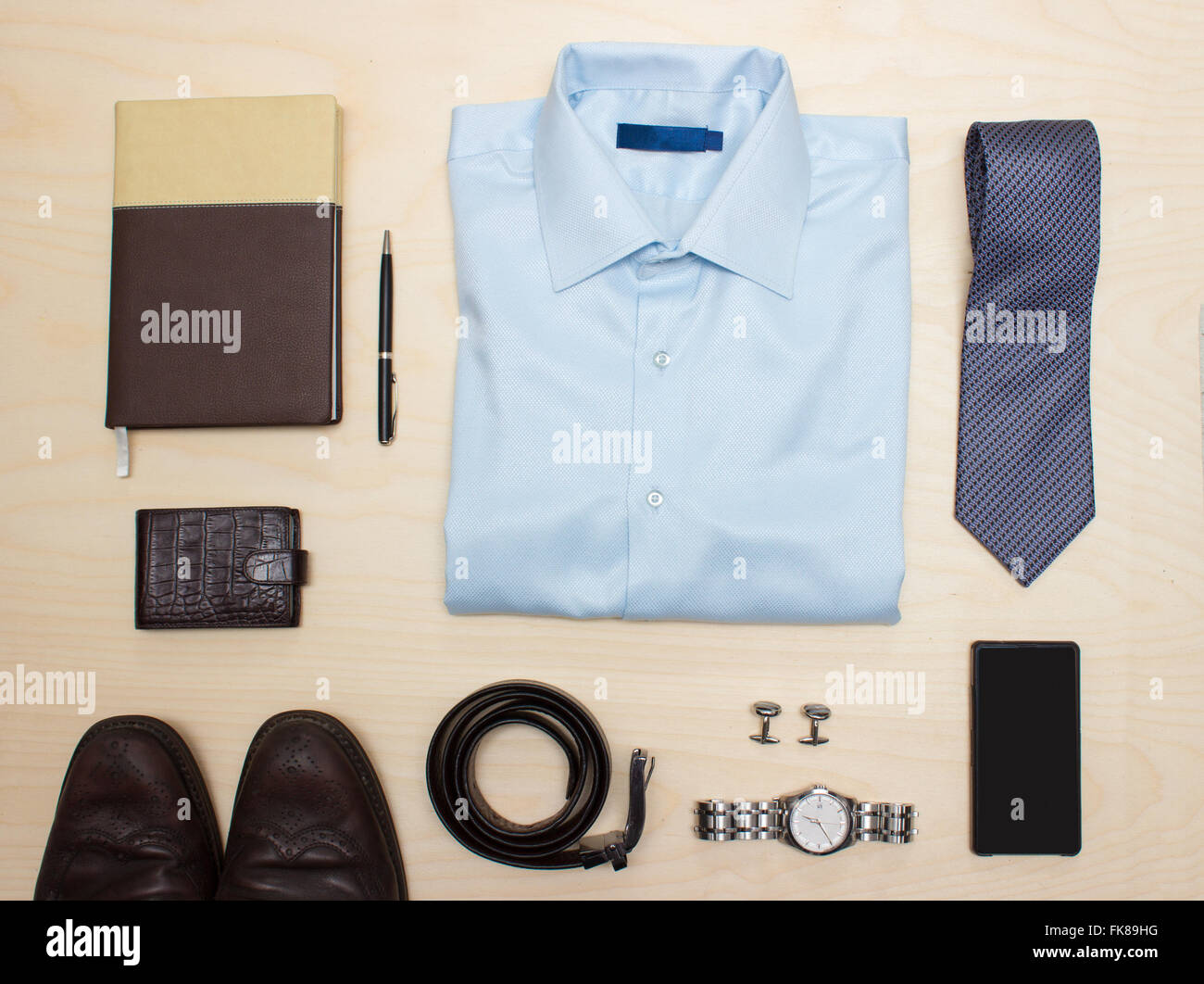 Men's classic bleu costume avec chemise, cravate et accessoires Photo Stock  - Alamy