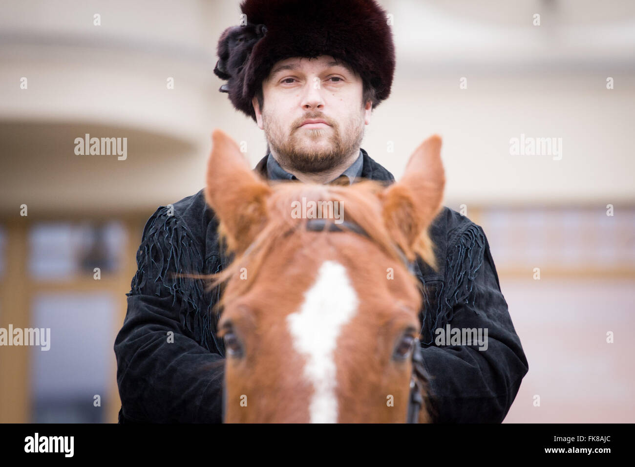 Bydgoszcz, Pologne. 06 Mar, 2016. Un homme en uniforme, c'est un cosaque vu lors d'un rassemblement pour protester contre le licenciement de trois chiffres clés du ministère de l'agriculture qui a dirigé le programme d'élevage de chevaux Polonais célèbres. © Jaap Arriens/Pacific Press/Alamy Live News Banque D'Images