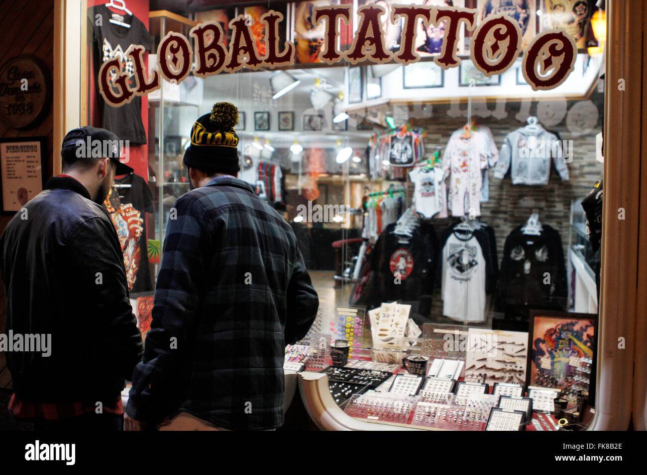Deux gars à la recherche d'une boutique à un tatouage au cours de Vendredi Noir. En un seul jour ouvert et très encombré. Banque D'Images
