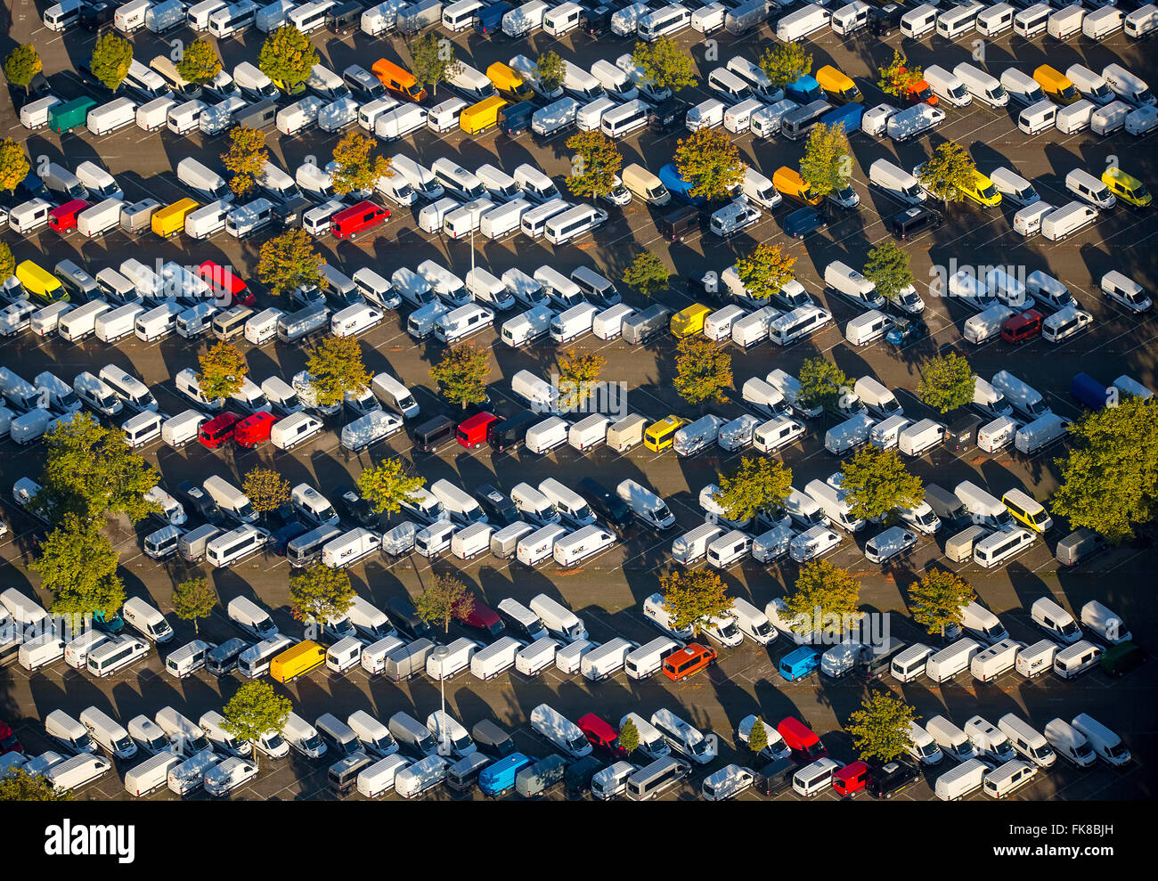 Vue aérienne, parking, location de stock de Mercedes Benz, Düsseldorf, Rhénanie du Nord-Westphalie, Allemagne Banque D'Images