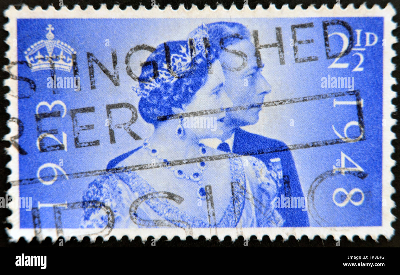 Royaume-uni - circa 1948 : timbre imprimé en Grande-Bretagne émis pour le Royal Silver Wedding montre le roi George VI et de la Reine Banque D'Images