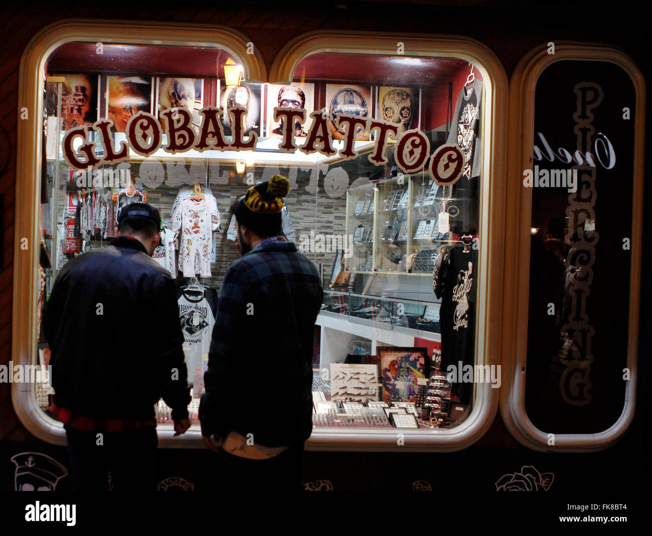 Deux gars à la recherche d'une boutique à un tatouage au cours de Vendredi Noir. En un seul jour ouvert et très encombré. Banque D'Images