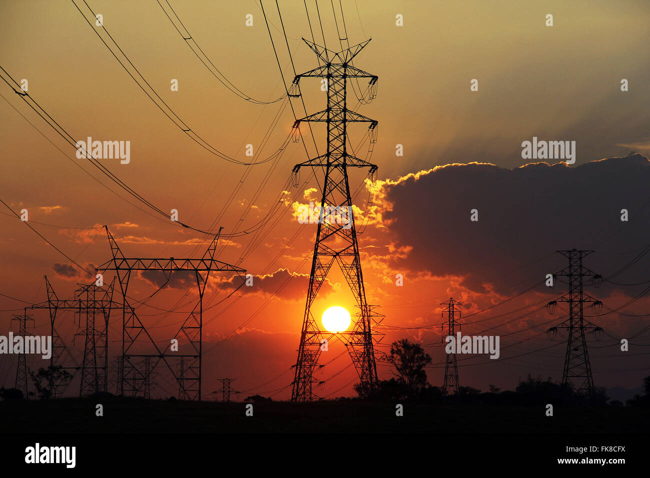 Réseau de transport de l'électricité à la tombée de Guaratingueta Banque D'Images