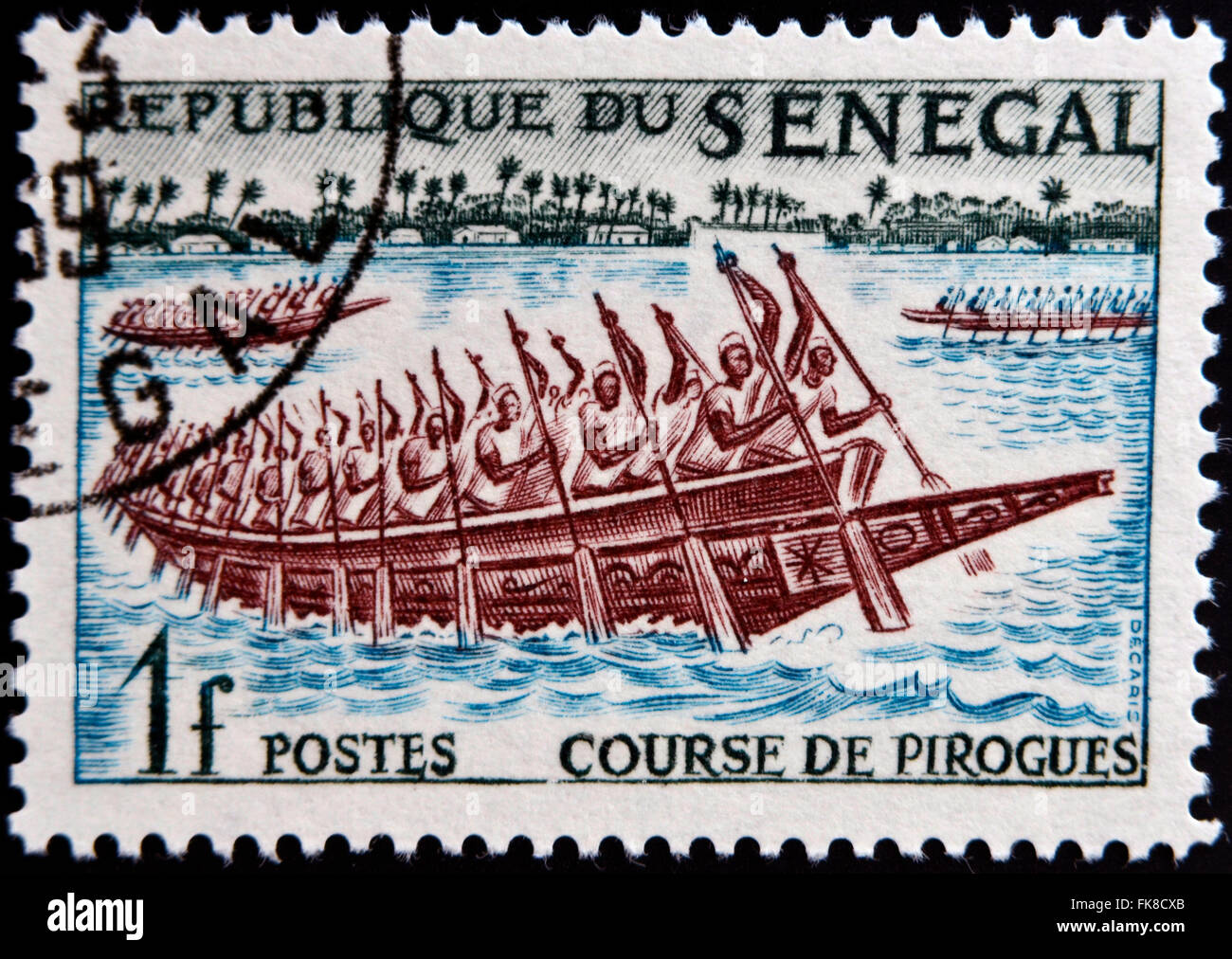 Sénégal - circa 1961 : timbre imprimé au Sénégal montre course pirogues, vers 1961 Banque D'Images