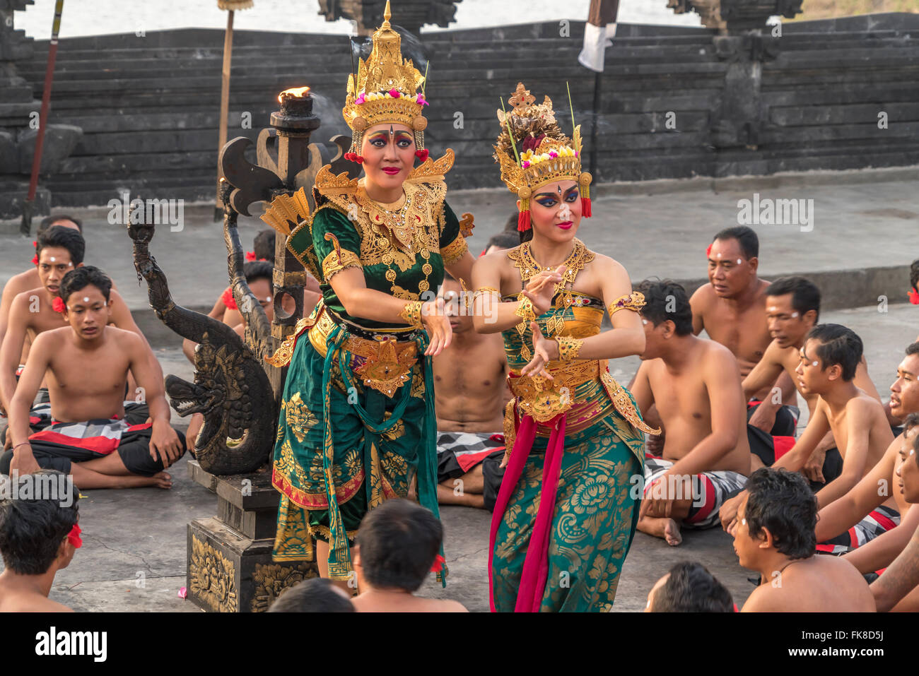 L'exécution des danseurs balinais classique Kecak danse dans le Temple d'Uluwatu, Bali, Indonésie Banque D'Images L'exécution des danseurs balinais classique Kecak danse dans le Temple d'Uluwatu, Bali, Indonésie Banque D'Images