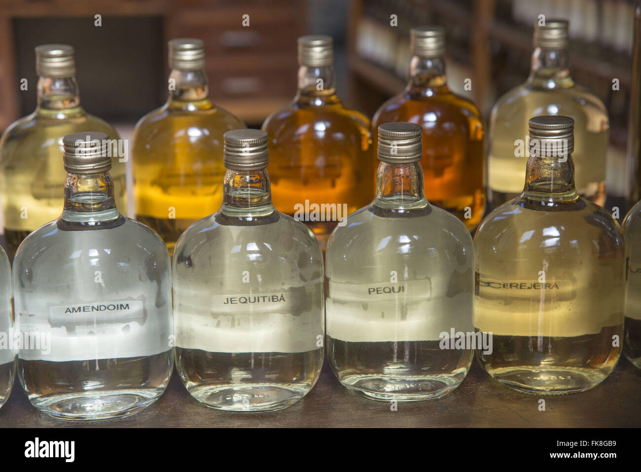 Eaux-de-vie artisanale vieillie dans différents types de barils Banque D'Images