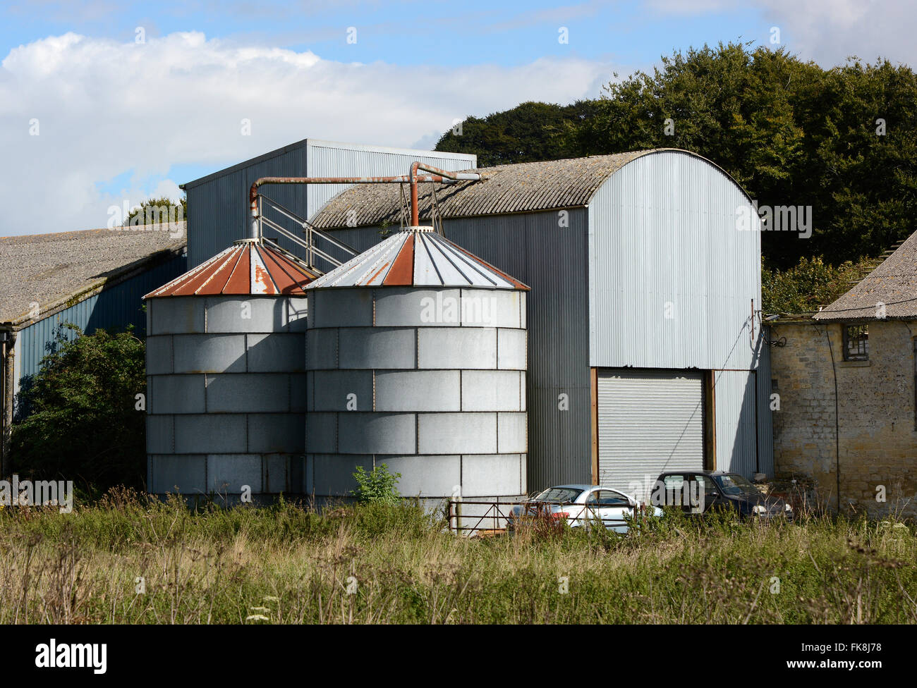 Les silos de stockage des grains à la ferme dans le Wiltshire, Angleterre Banque D'Images