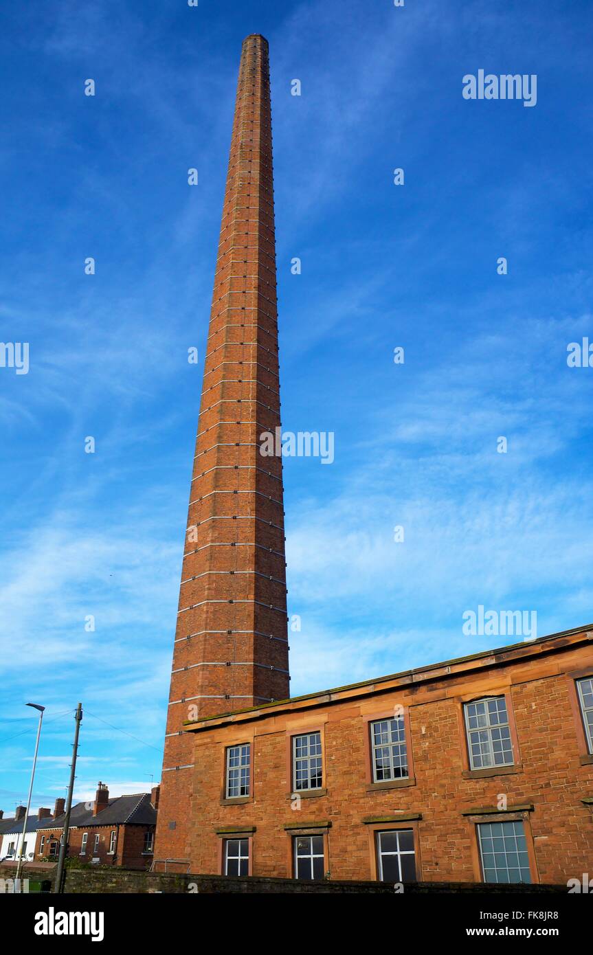 La cheminée de Dixon. 290 pieds de hauteur de cheminée ancienne usine textile. Shaddon Mill, Junction Street, Shaddongate, Carlisle, Cumbria. Banque D'Images