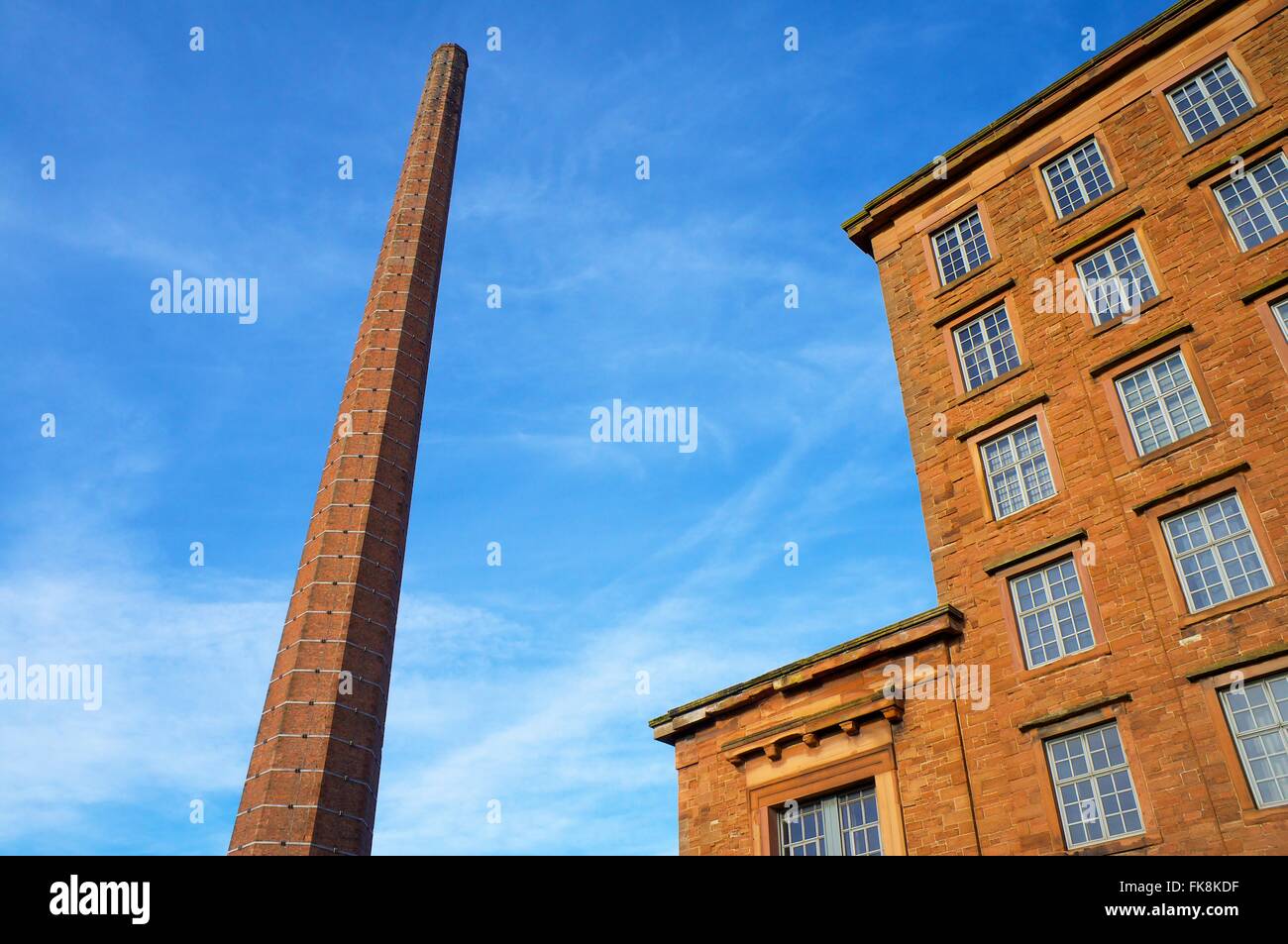 La cheminée de Dixon. 290 pieds de hauteur de cheminée ancienne usine textile. Shaddon Mill, Junction Street, Shaddongate, Carlisle, Cumbria. Banque D'Images
