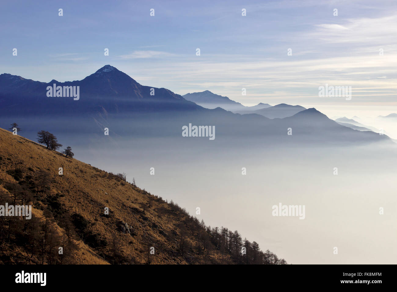 Sur le Monte Berlinghera, vue de Monte Legnone, inversion, décembre sans neige, près de Gera Lario sur le Lac de Como, Italie Banque D'Images