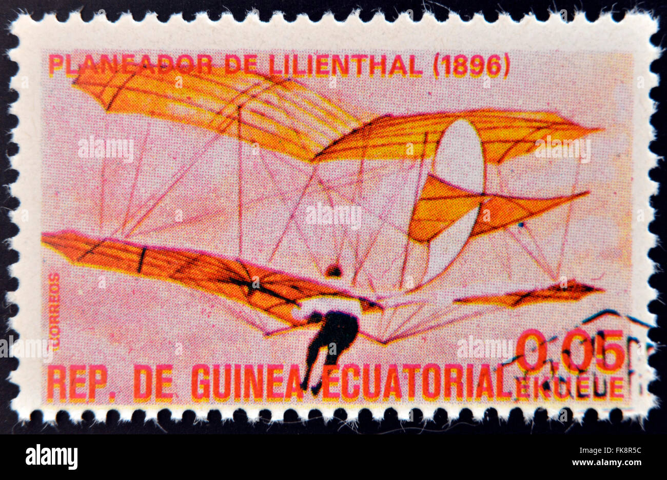 Guinée Équatoriale - circa 1974 : timbre imprimé en Guinée dédié à l'histoire de l'aviation présente Otto Lilienthal's Glider, 1896 Banque D'Images
