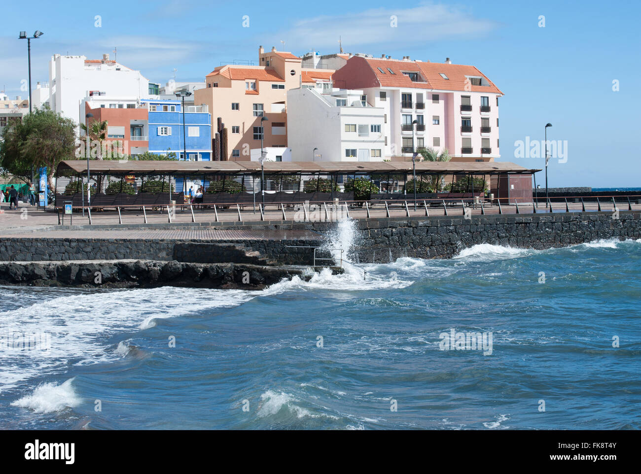 Vue magnifique sur les bâtiments colorés, la plage et la mer à Puertito de Güimar, Tenerife, Banque D'Images