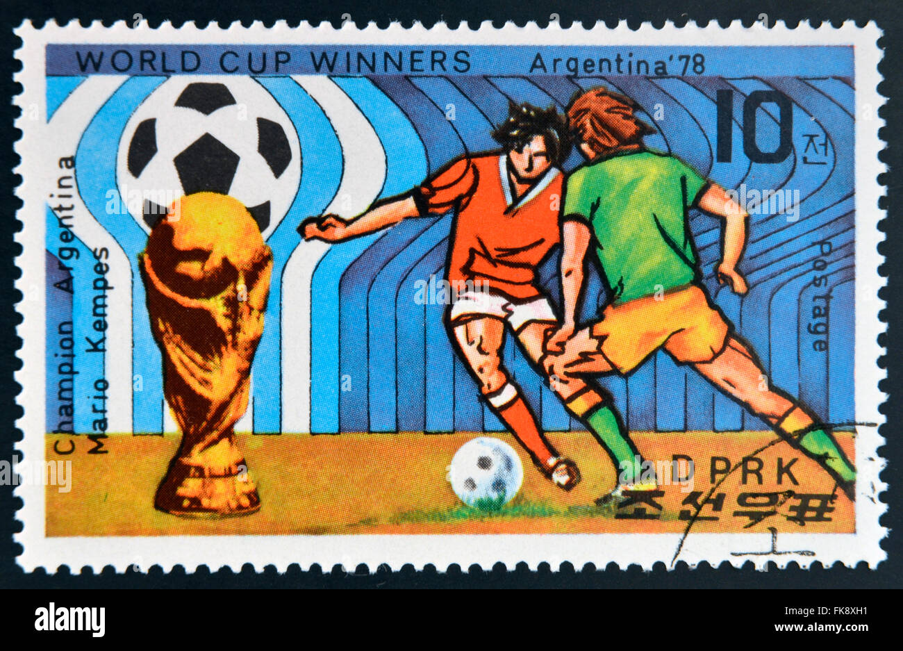 La CORÉE DU NORD - circa 1978 : timbre imprimé en Corée du Nord montre les joueurs de football, coupe du monde de football en Argentine, vers 1978 Banque D'Images