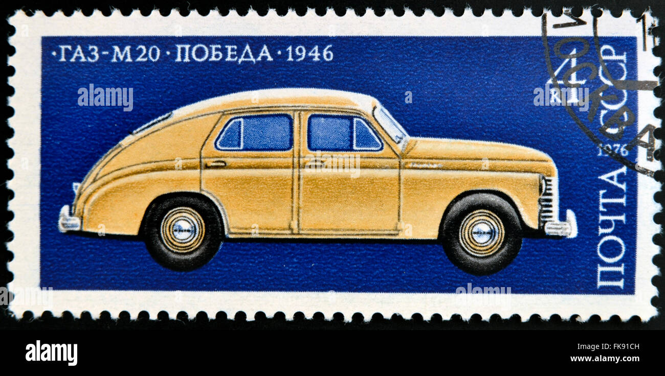 Urss - circa 1976 : timbre imprimé en URSS présente le profil d'un gaz-M20 Pebeda voiture voyageurs, vers 1976. Banque D'Images