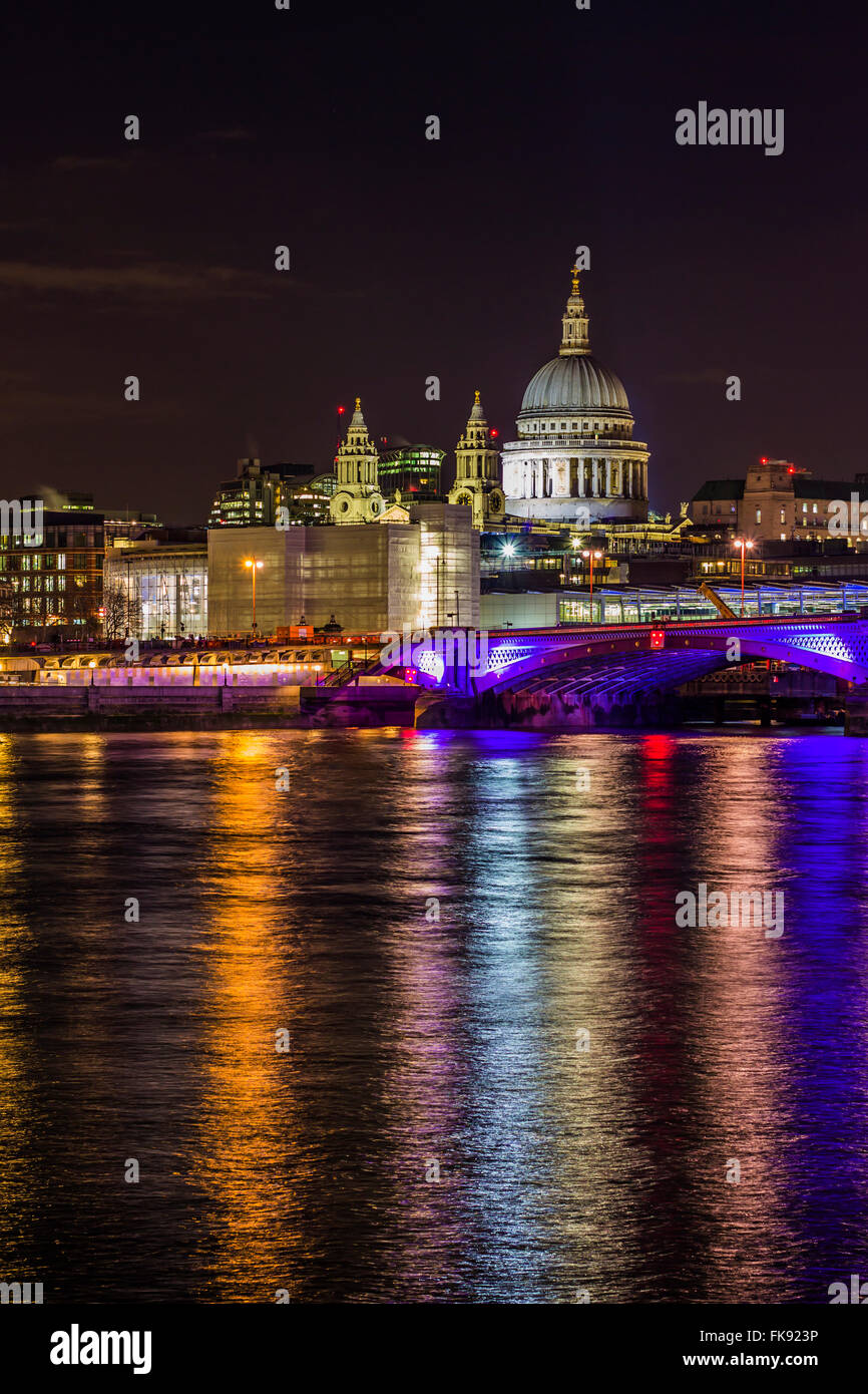 La Cathédrale St Paul sur Blackfriars Bridge et de la rivière Thames, dans la nuit avec des lumières se reflétant dans l'eau. Banque D'Images