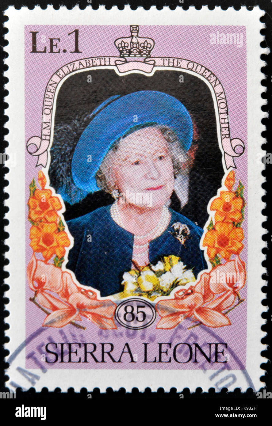 SIERRA LEONE - circa 1985 : timbre imprimé dans la Sierra Leone montre la Reine Mère, Mère de la reine Elizabeth 2e, circa 1985 Banque D'Images