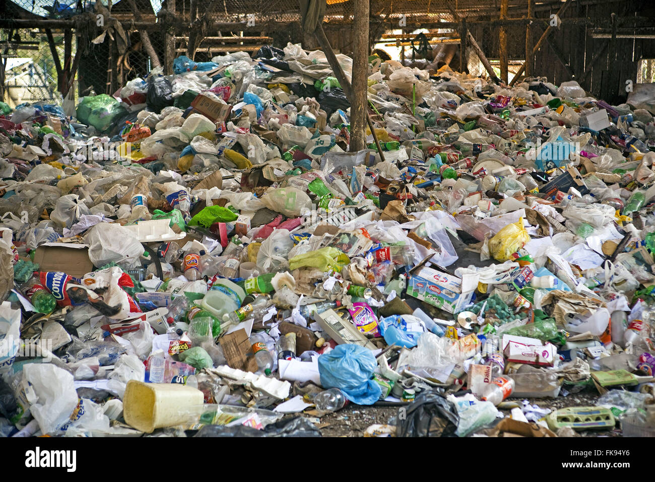 Hangar avec déchets collectés pour le recyclage Banque D'Images