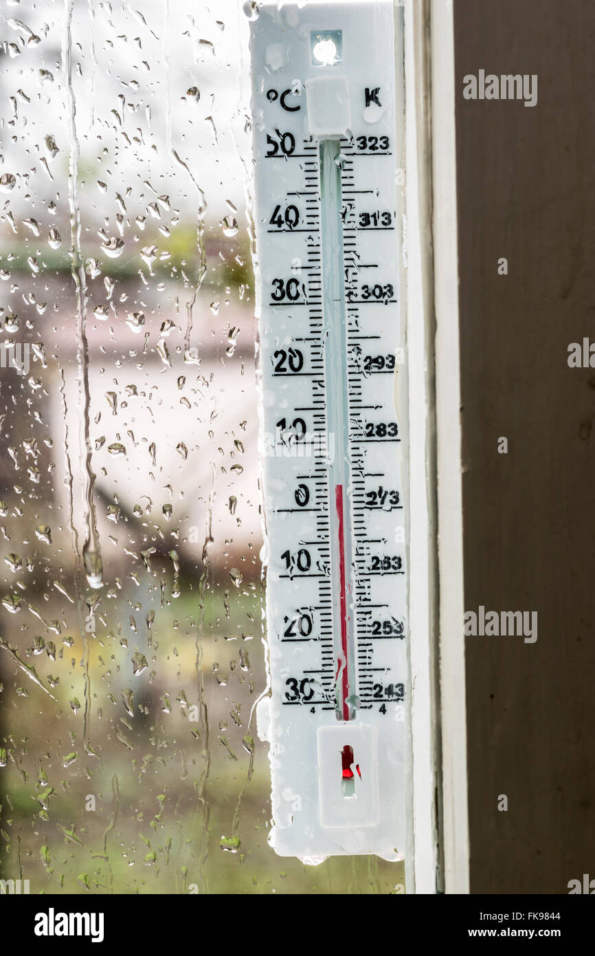 Rainy day concept, thermomètre dans la fenêtre, mauvais temps, la mélancolie Banque D'Images