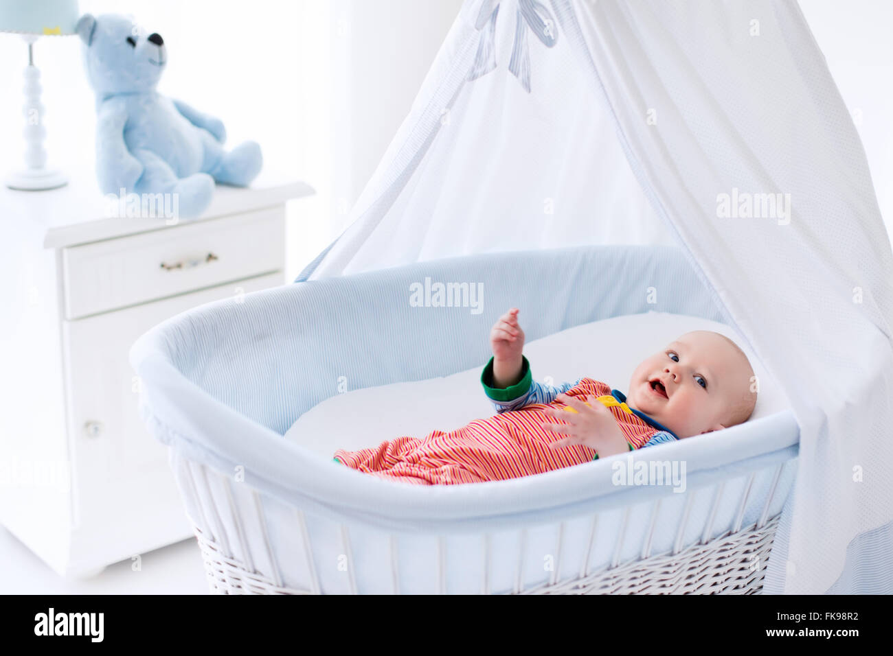 Funny bébé en blanc lit à baldaquin. L'intérieur et de la literie de  pépinière pour les enfants. Rire petit garçon jouant dans le panier de Moïse  Photo Stock - Alamy