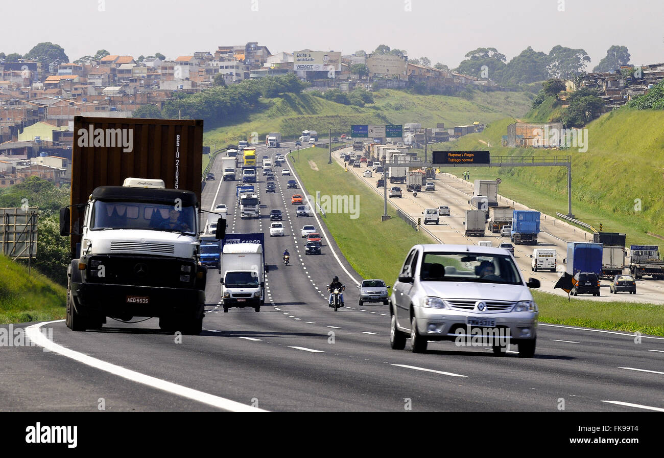 La circulation des véhicules lourds en Mario Covas beltway - SP-21 Banque D'Images