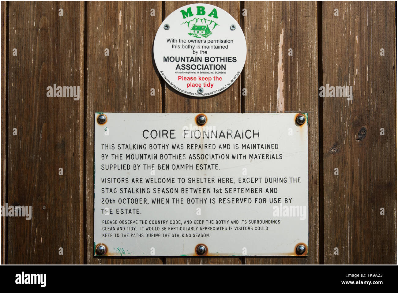 Signes sur la porte de Coire Fionnaraich Bothy Banque D'Images