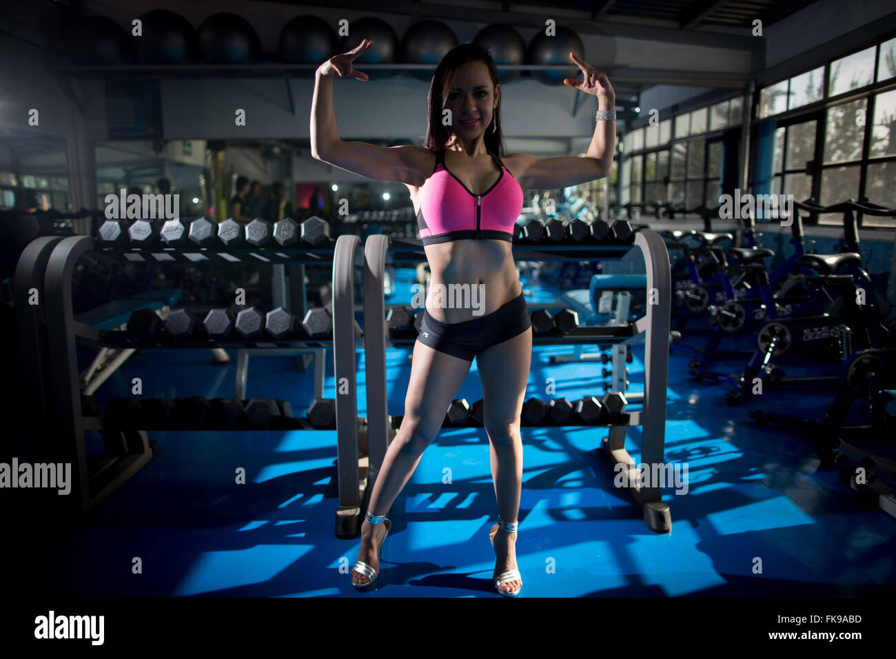 (160307) -- MEXICO, 7 mars 2016 (Xinhua) -- Photo prise le 4 mars 2016, la montre Susana Zambrano champion national de la condition physique, ce qui pose à la fin d'une session de formation dans une salle de sport dans la ville de Mexico, capitale du Mexique. Sans le soutien de sa famille, Susana a passé la dernière décennie dans le culturisme qui est encore une exclusivité pour les hommes dans le pays. "Je suis triste parce que ma maman et grandmom ne comprennent pas pourquoi j'adore le culturisme, mais je me dois de les respecter". La prochaine Journée internationale de la femme sera célébrée sous le thème "planète en 2030 50-50 : l'étape il vers le haut pour l'égalité', avec speci Banque D'Images