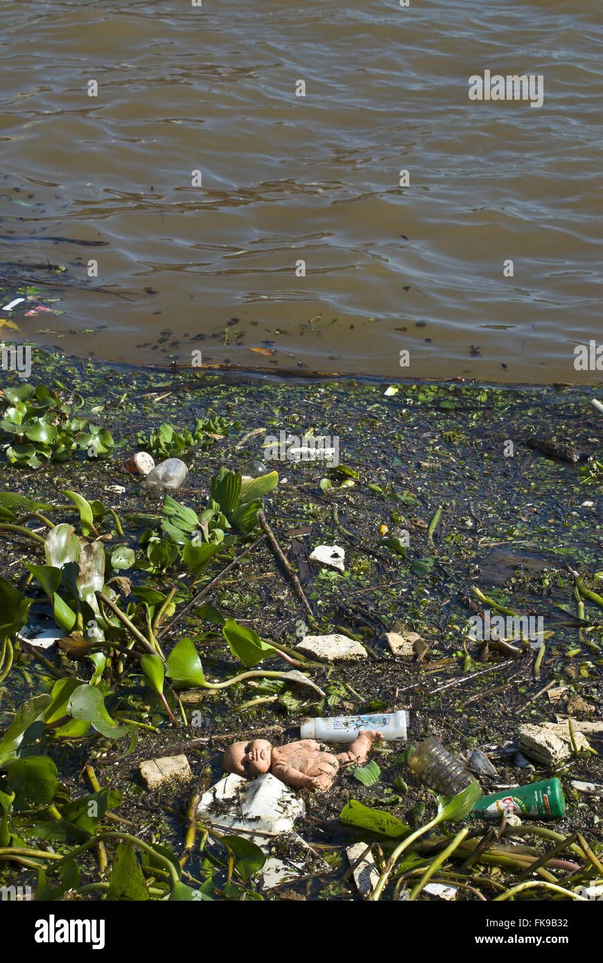 L'accumulation de saletés sur la rive du fleuve Guaiba dans les docks de la région Banque D'Images