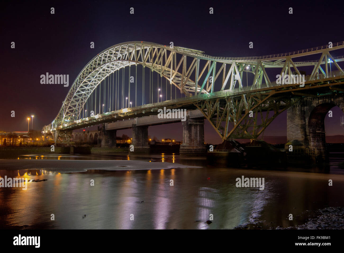 Le Jubilé pont reliant Runcorn et Widnes sur la rivière Mersey. Banque D'Images