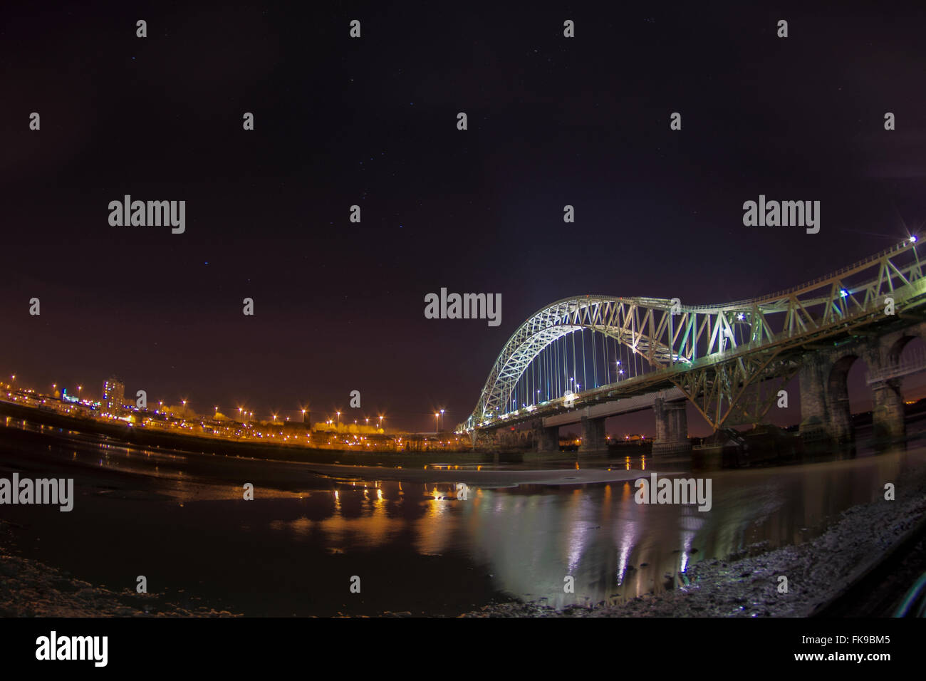 Le Jubilé pont reliant Runcorn et Widnes sur la rivière Mersey. Banque D'Images