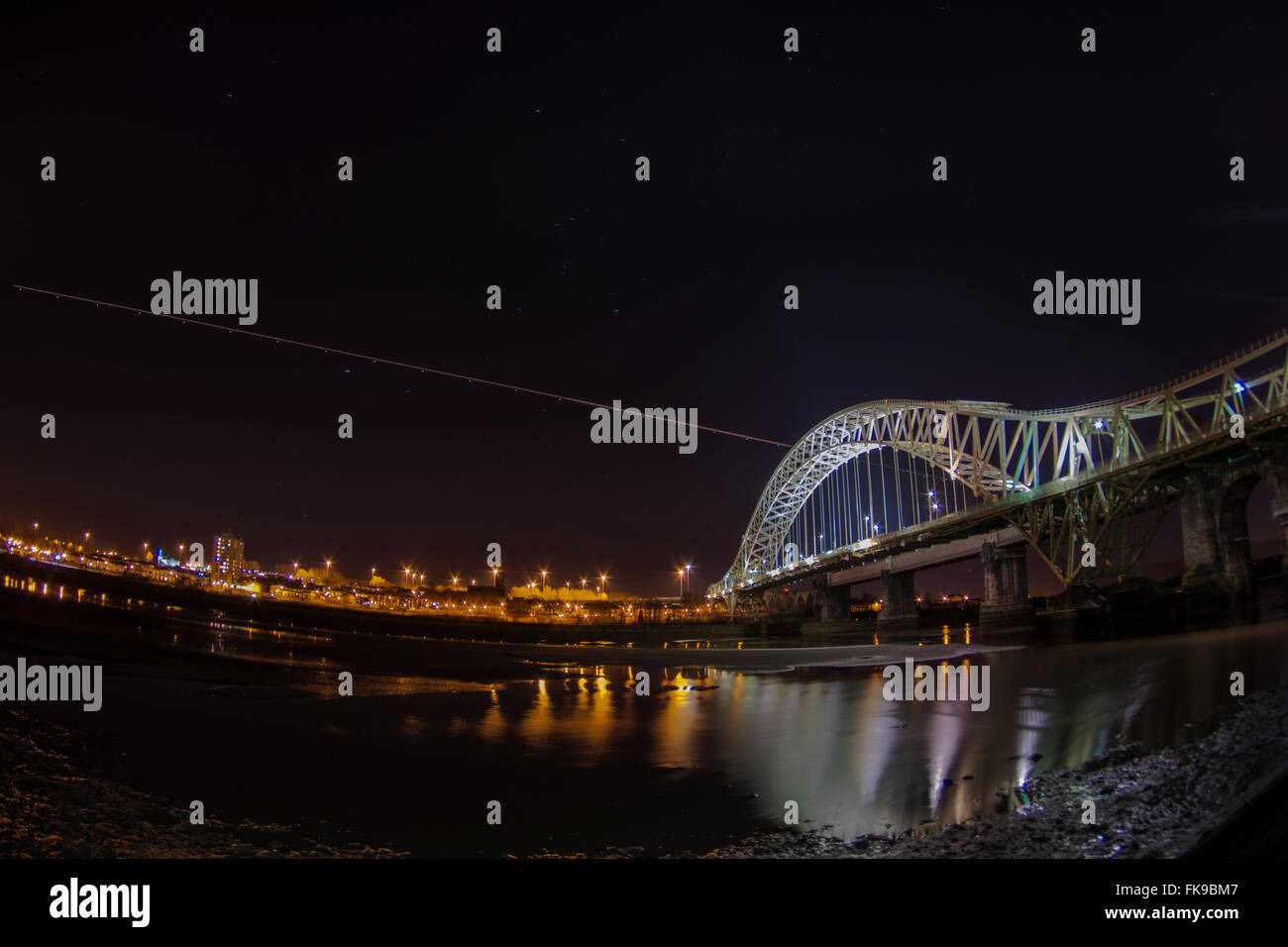 Le Jubilé pont reliant Runcorn et Widnes sur la rivière Mersey. Banque D'Images